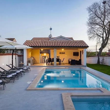 Vakantiehuis Nola Mali Vareški