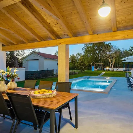 Vakantiehuis Nola Mali Vareški