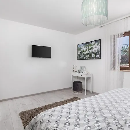 Holiday home Nola Mali Vareski