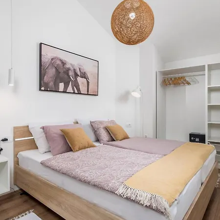 Holiday home Nola Mali Vareski